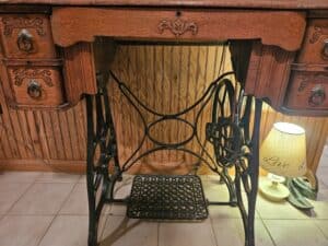 Antique-Singer-Treadle-Sewing-Machine-third-image