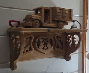 Folk-Art-Heart-Scene-Shelf
