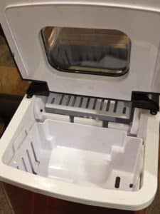 Frigidaire-Red-Ice-Maker-fourth-image