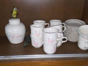 Pfaltzgraff-Tea-Rose-Lamp-and-Mugs-second-image
