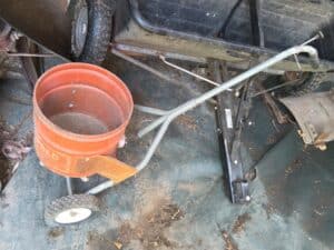 Push-broadcast-spreader