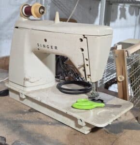 Vintage-Beige-Singer-Sewing-Machine