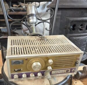 Vintage-Courier-Royale-CB-Radio