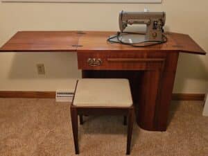 Vintage-Singer-Sewing-Machine-Cabinet