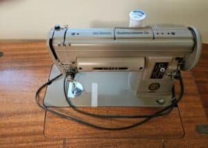 Vintage-Singer-Sewing-Machine-Cabinet-second-image