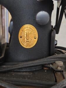 Vintage-Singer-Sewing-Machine-second-image