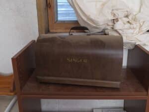 Vintage-Singer-Sewing-Machine-third-image