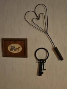 Wire-Heart-Rug-Beater-and-Keys