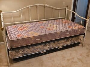 Metal-Daybed-with-Trundle