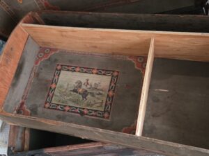 Victorian-Dome-Top-Trunk-second-image