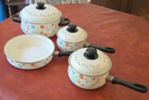 Vintage-Floral-Enamelware-Cookware-Set-second-image