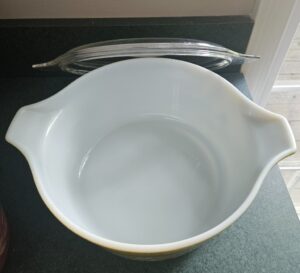 Vintage-Pyrex-Crazy-Daisy-Casserole-Dish-second-image