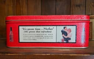 Coca-Cola-Its-Pause-Time.Mother-Sewing-Tin-second-image