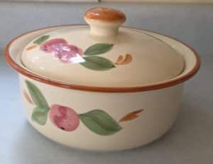 Franciscan-Apple-Covered-Casserole-Dish