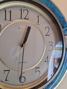 Heirloom-Quartz-Pendulum-Wall-Clock-third-image