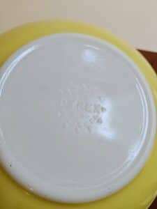 Pyrex-Yellow-Mixing-Bowl-third-image