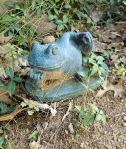 Vintage-Cast-Iron-Frog-Statue-1