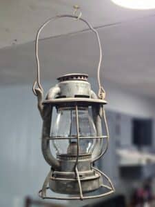 Vintage-Dietz-Vesta-Railroad-Lantern-1