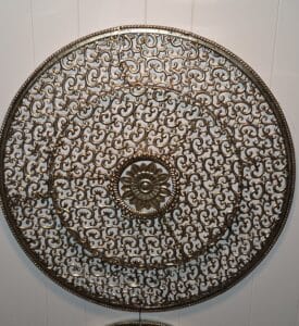 Vintage-Filigree-Metal-Wall-Plaque-Floral-Medallion
