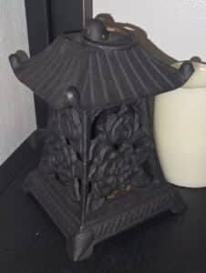 Vintage-Japanese-Cast-Iron-Pagoda-Lantern