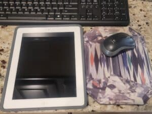 Apple-iPad-with-Logitech-Wireless-Mouse-and-Keyboard