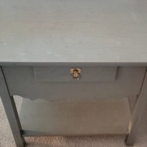Painted-French-Provincial-Style-Side-Table-or-Nightstand-with-Scalloped-Shelf