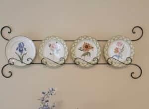 Set-of-Four-Botanical-Plates-with-Decorative-Wall-Hanger