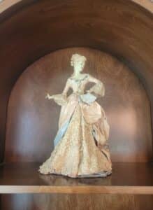 Vintage-Ballerina-or-Court-Lady-Figurine