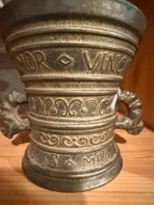 Bronze-Mortar-and-Pestle-with-Latin-Inscription-Amor-Vincit-Omnia-and-Dragon-Handles-second-image