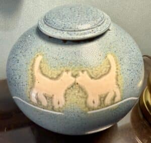 Ceramic-Urn-with-Two-Cats-Design