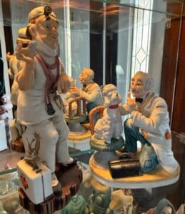 Geo.-Z.-Lipton-The-Doctors-Visit-Porcelain-Figurine-Set
