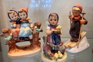 Goebel-Hummel-Coquettes-Figurine