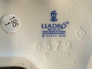 Lladro-Petals-of-Peace-Porcelain-Figurine-second-image