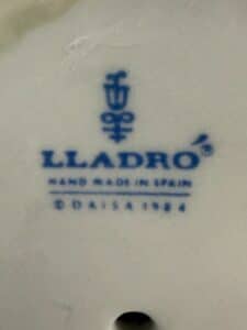 Lladro-Porcelain-Figurines-A-Litter-of-Love-and-Cat-with-Kittens-second-image