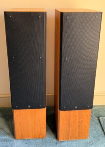 Luxman-R-Digital-Synthesized-AM-or-FM-Stereo-Receiver-Luxman-K-Auto-Reverse-Stereo-Cassette-Deck-and-Luxman-P-Tangential-Tracking-Belt-Drive-Turntable-fourth-image