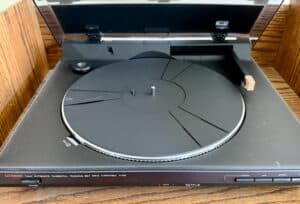 Luxman-R-Digital-Synthesized-AM-or-FM-Stereo-Receiver-Luxman-K-Auto-Reverse-Stereo-Cassette-Deck-and-Luxman-P-Tangential-Tracking-Belt-Drive-Turntable-third-image