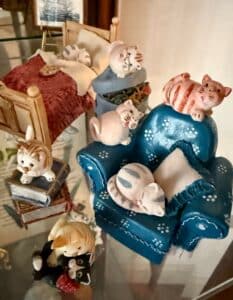 Peter-Fagan-Colour-Box-Ceramic-Cat-Figurines-with-Furniture-Set