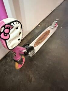Razor-A-Hello-Kitty-Folding-Scooter-second-image