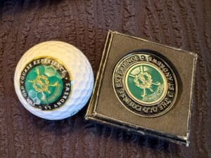 St-Andrews-Links-The-Old-Course-Experience-Golf-Ball-and-Medallion-Set