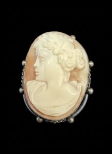 Antique-Hand-Carved-Shell-Cameo-Brooch-Pendant-in-Silver-Setting