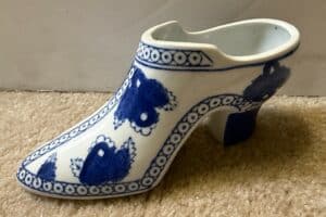Chinoiserie-Porcelain-Shoe-Figurine