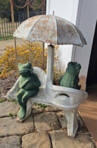 Couple-Frogs-Sitting-Under-Umbrella-Garden-Statue-1