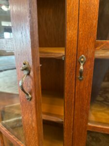 Gustav-Stickley-Oak-Bookcase-third-image