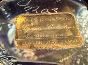 Mats-Jonasson-Nuthatch-Art-Glass-Paperweight-second-image