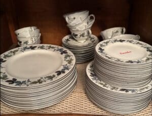 Royal-Doulton-Burgundy-TC.-China-Set-fifth-image