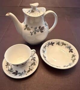 Royal-Doulton-Burgundy-TC.-China-Set-second-image