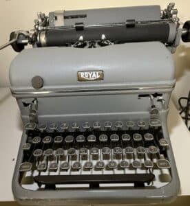 Royal-Quiet-De-Luxe-Portable-Typewriter