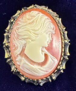 Vintage-Carved-Shell-Cameo-Brooch-Pendant-second-image
