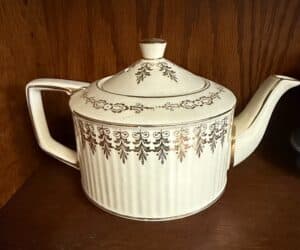 Vintage-Sadler-Teapot-with-Gold-Filigree