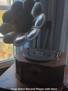 iTrak-Retro-Record-Player-with-Horn